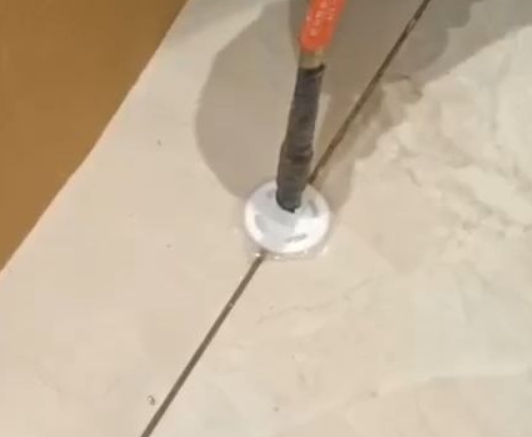 哈尔滨市瓷砖空鼓维修公司专业解答瓷砖在铺贴过程中，如果没有涂抹均匀到位的粘结材料（如水泥砂浆或瓷砖胶），可能会导致以下问题