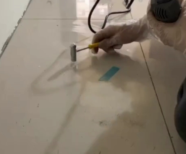 哈尔滨市瓷砖开裂维修公司专业分享瓷砖在铺贴前如果没有沥干水分，将会导致以下问题